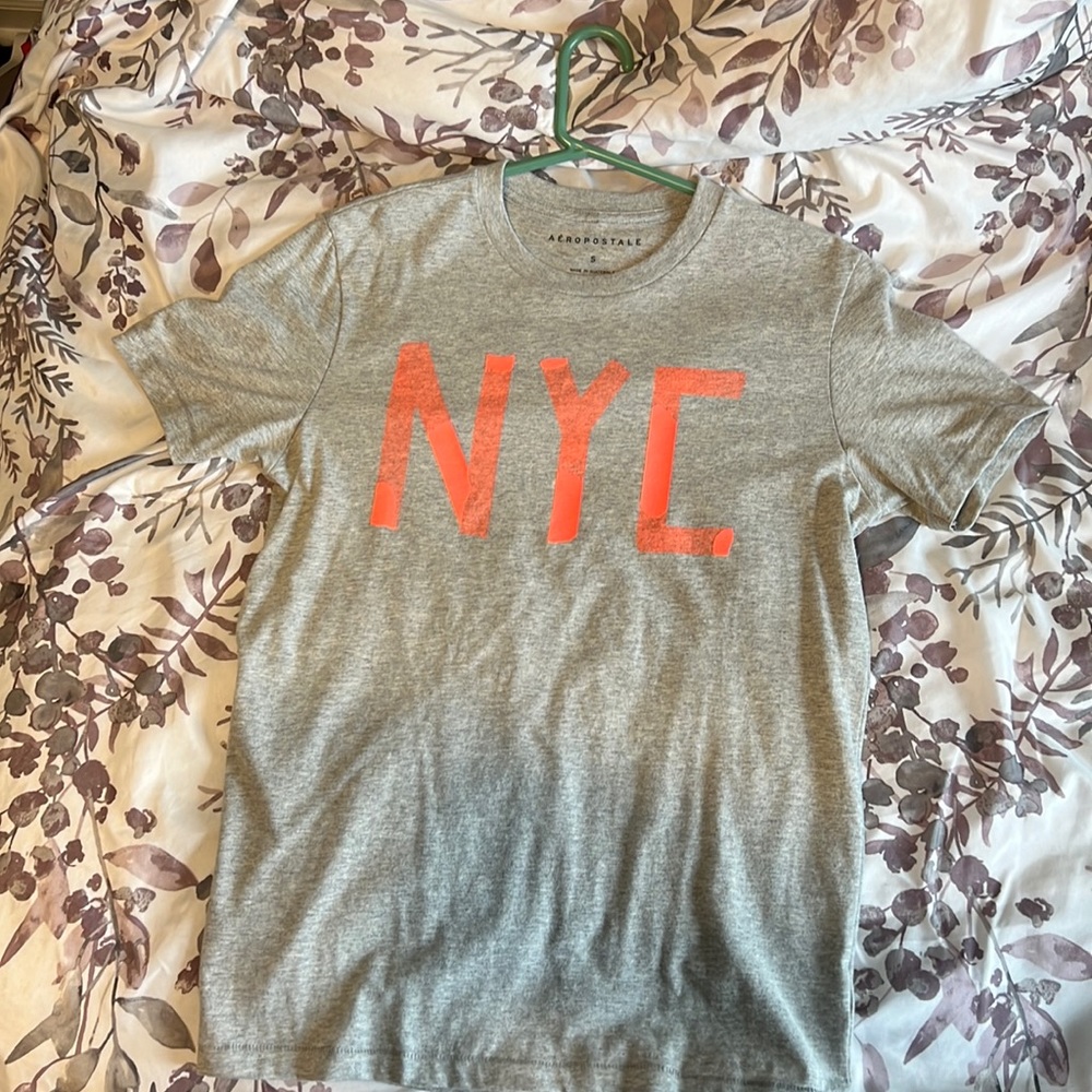 Aeropostale short sleeve T-shirt. Grey with pink writing.